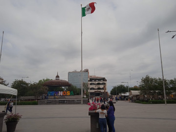 Iza Gobierno de Reynosa Bandera Mexicana por luto nacional 