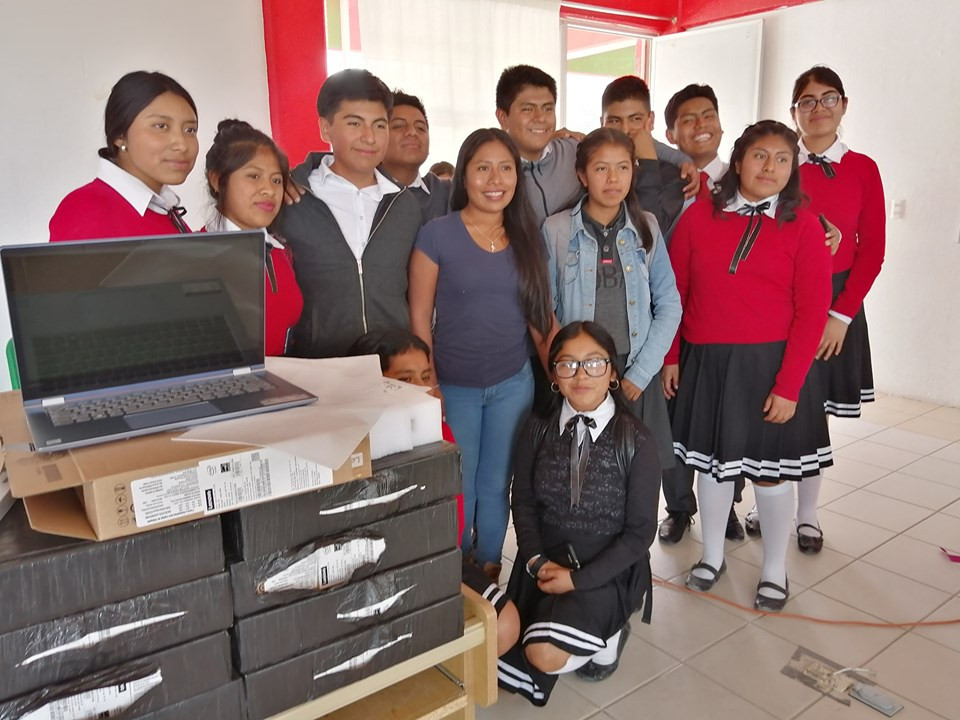 Yalitza Aparicio dona computadoras en Tlaxiaco