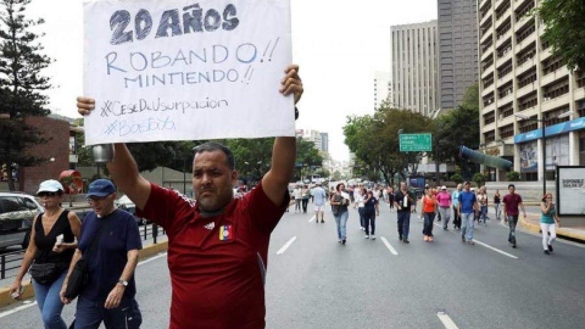 Cientos de personas protestan por apagones en Venezuela