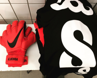 Guillermo Ochoa va a la banca con el Lieja