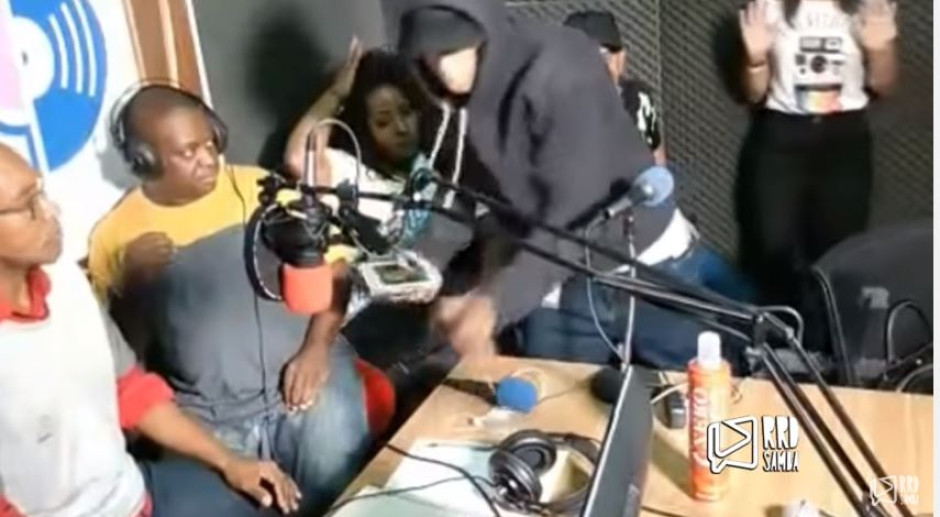 Asaltan estación de radio cuando transmitían en vivo