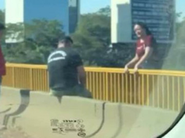 Policía evita que mujer se tire de puente leyéndole la Biblia
