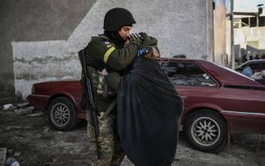 Entierran en fosas comunes a los muertos por la guerra en Ucrania