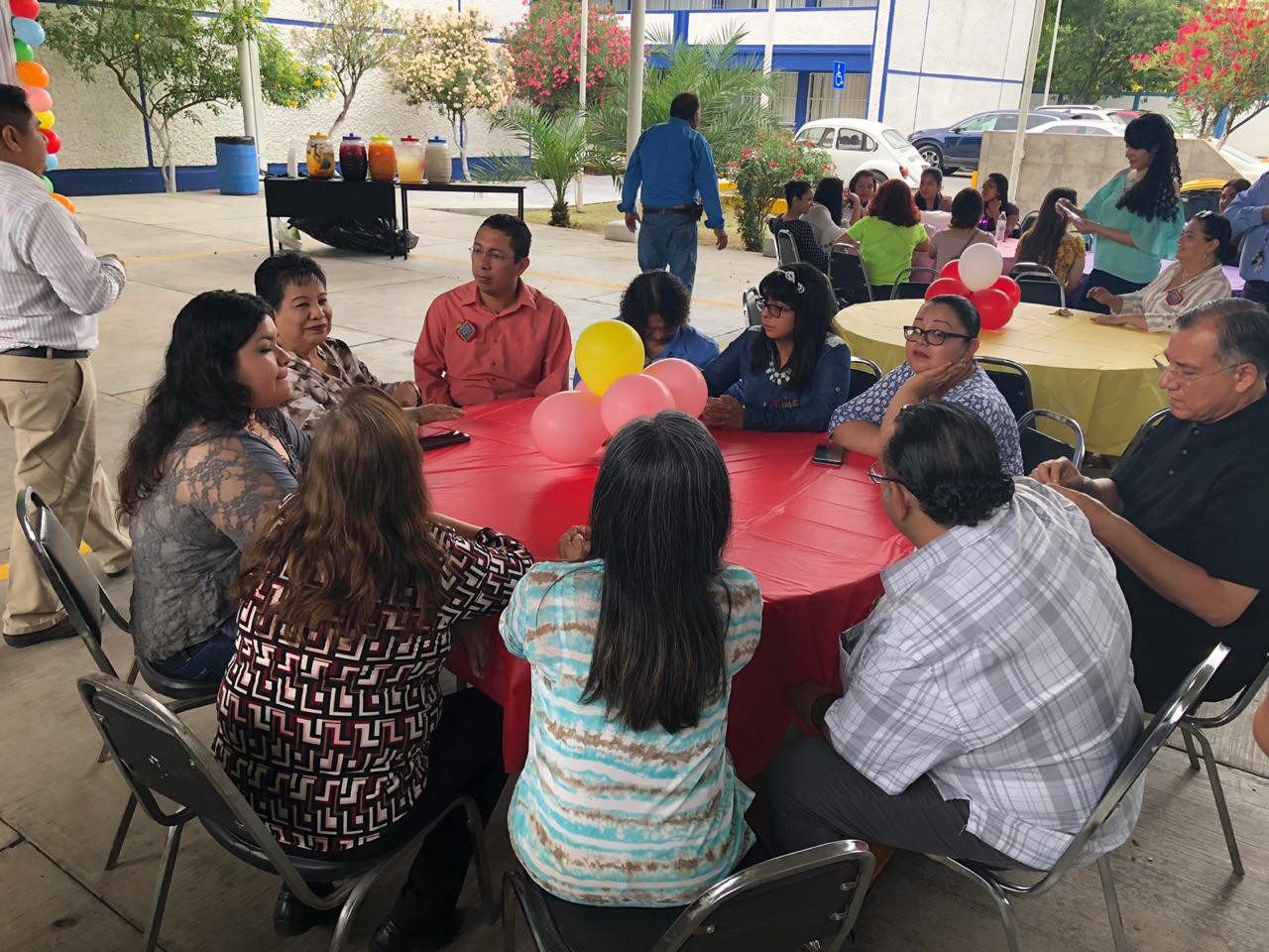 Alumnos de la UPN festejan a maestros