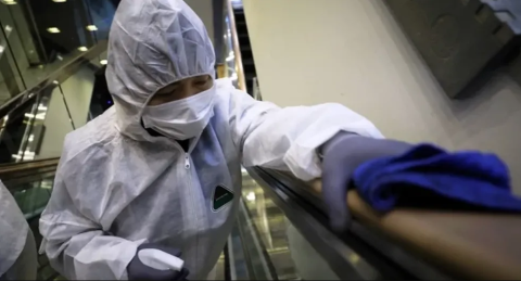 Tras ser dada de alta, mujer con coronavirus se pasea en centro comercial de Texas 