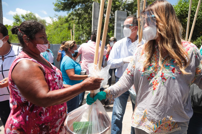 Benefician a familias de la Lucio Blanco con kits de limpieza