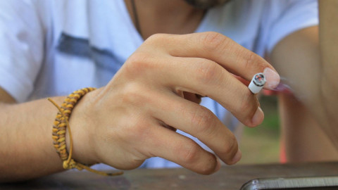 Prohíbe París fumar en 52 de sus parques y jardines 