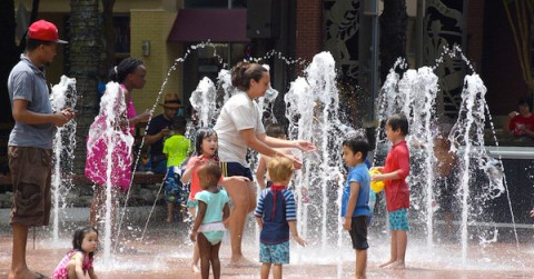 Londinenses se refrescan en el día más caluroso de este año