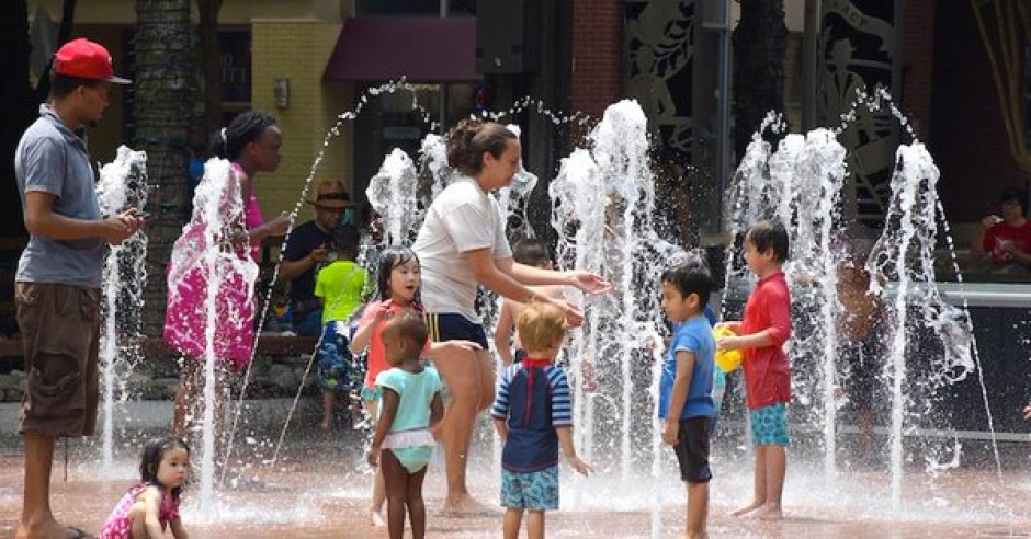 Londinenses se refrescan en el día más caluroso de este año