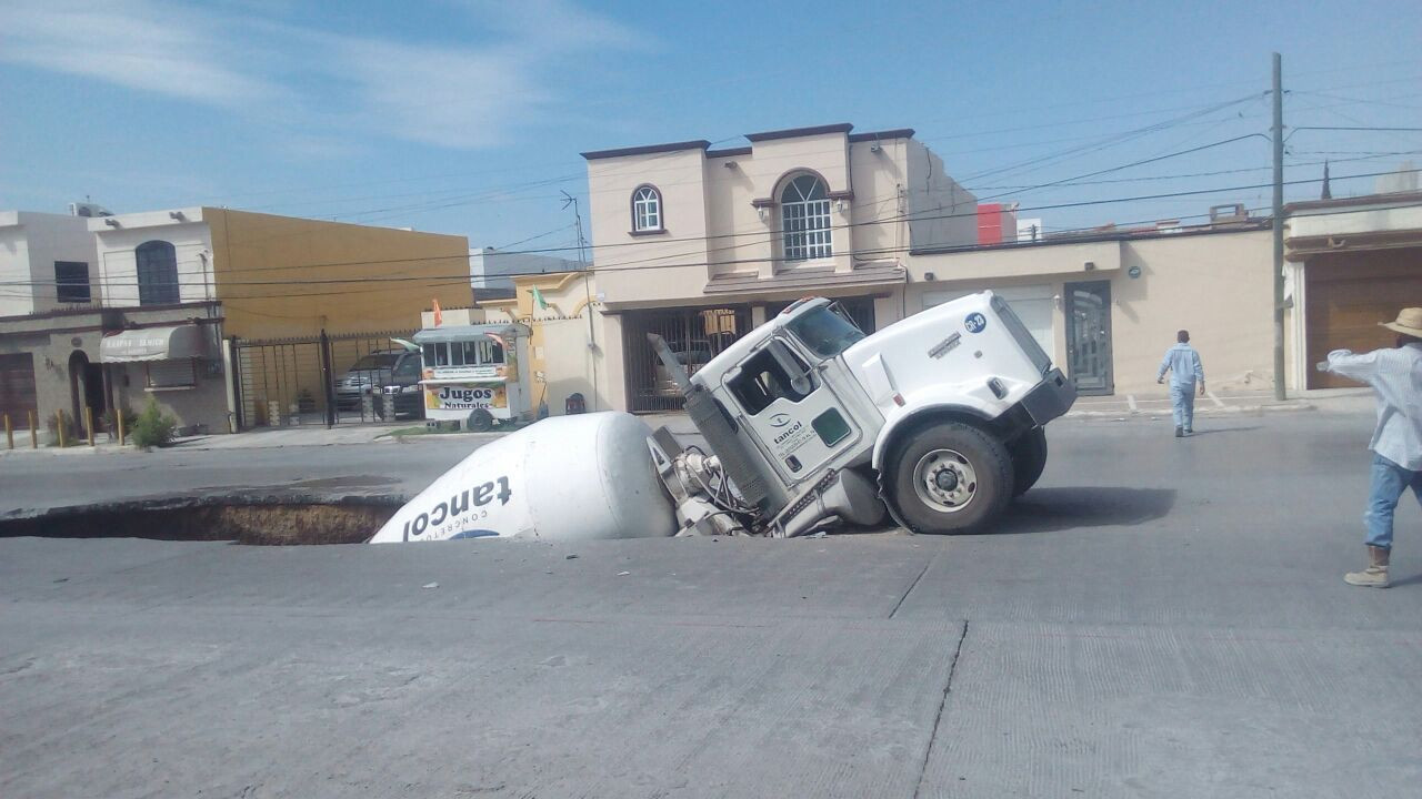 Cae camión en socavón en Sección Lomas