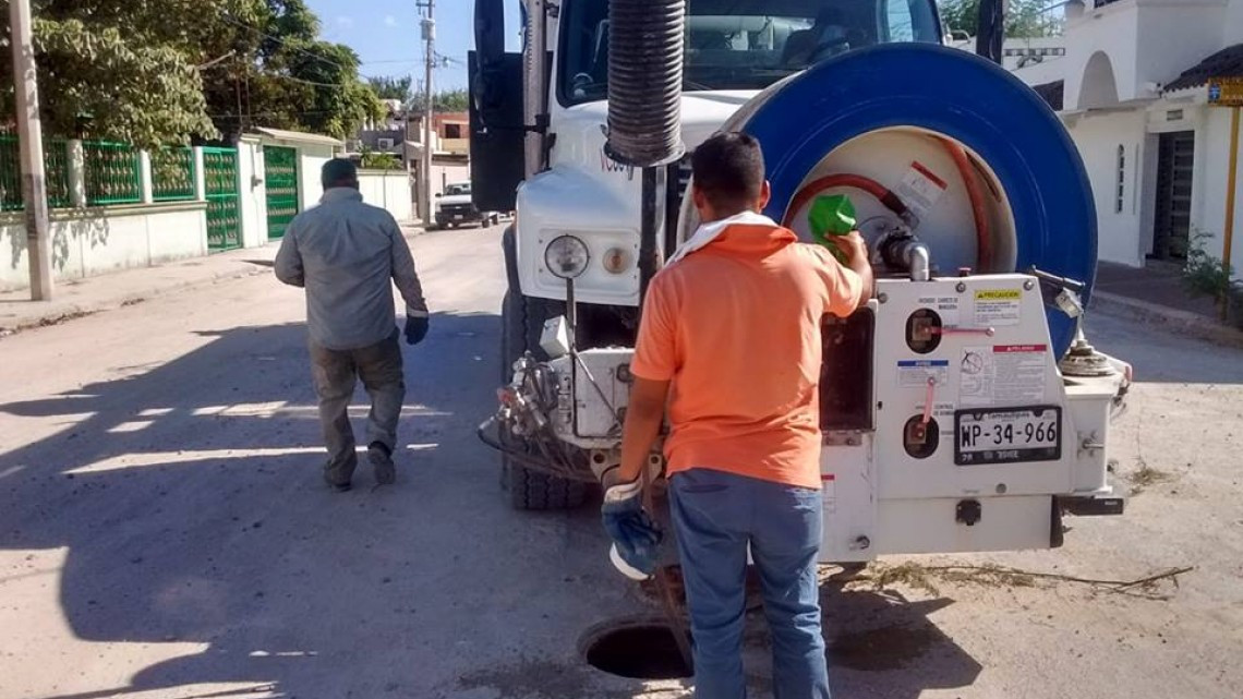 Comapa trabaja con equipo vactor