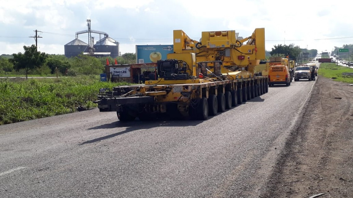 Bloqueada la carretera federal en Altamira por enorme maquinaria que descarriló