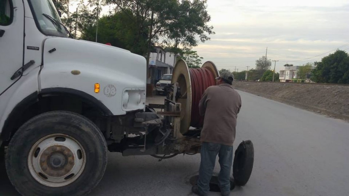 Comapa trabaja con equipo vactor