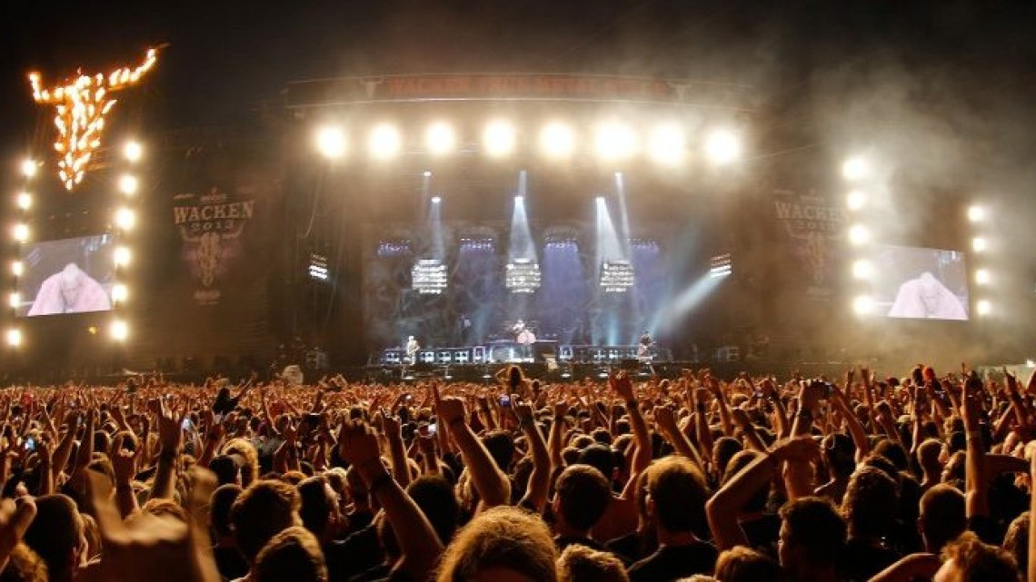 Integrantes de Rammstein se besan durante concierto en Rusia