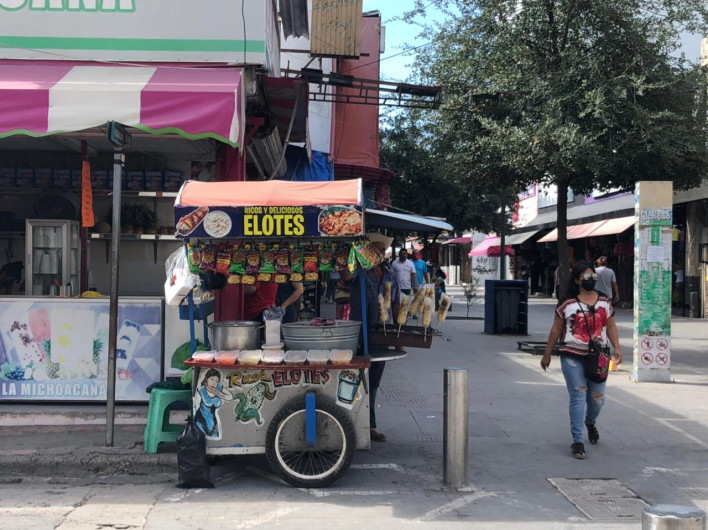 Renuevan vendedores ambulantes permiso para trabajar