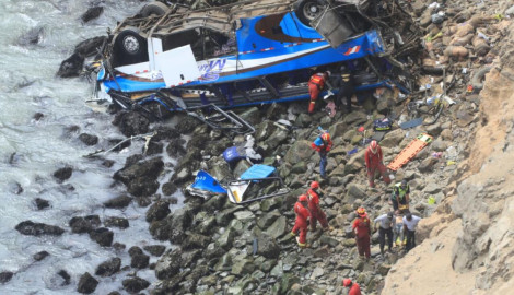 Sube a 36 cifra de muertos por accidente de autobús en Perú