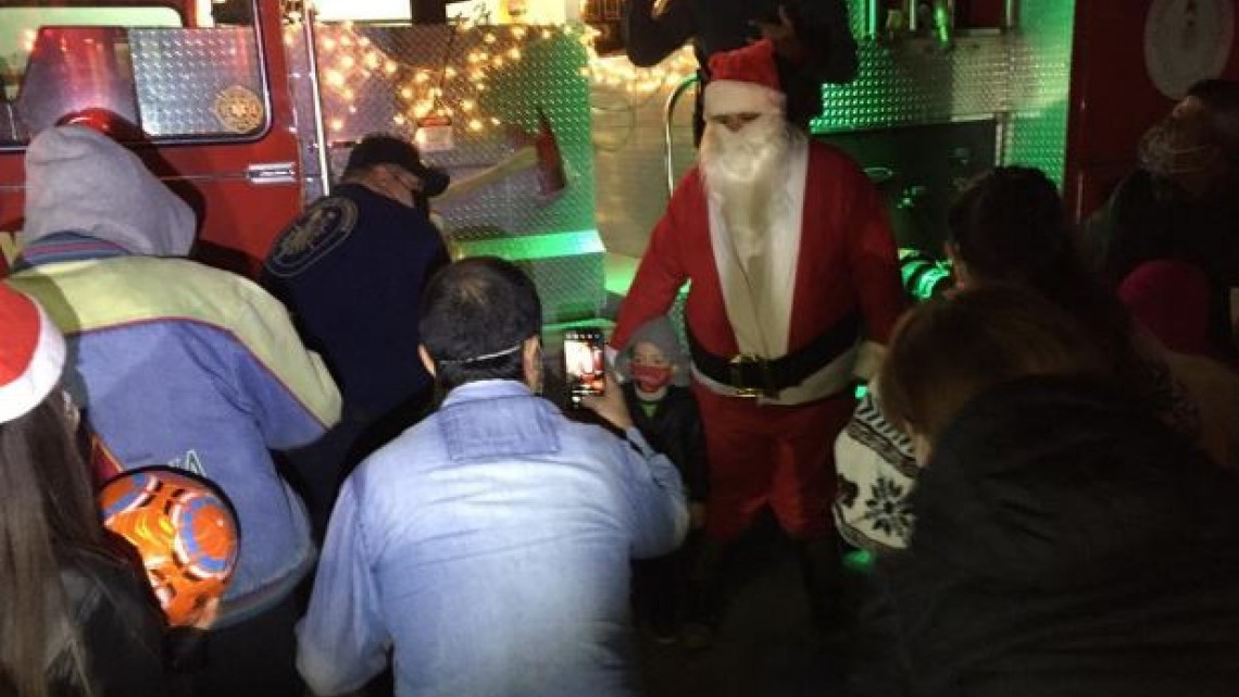 Bomberos deciden pasar Nochebuena apoyando con regalos a niños de hospitales 