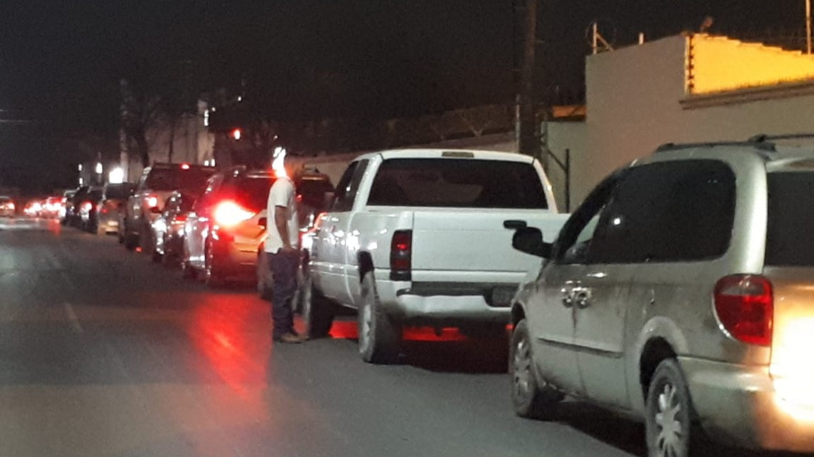 Continúan largas filas en gasolineras de Reynosa