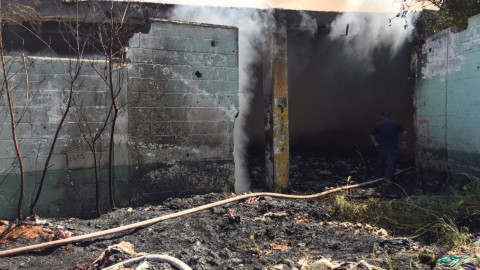 Incendian bodega de ropa abandonada 