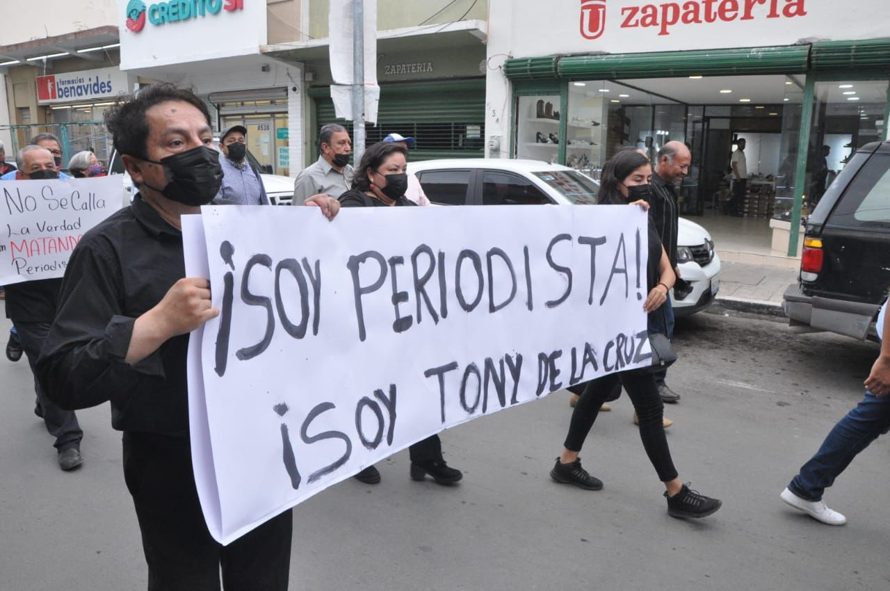 Marchan periodistas para exigir justicia por Tony de la Cruz 