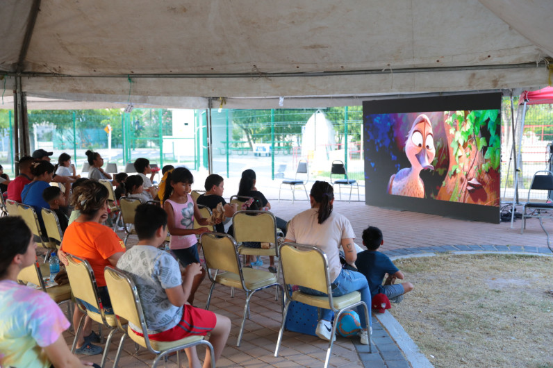 DIsfrutan familias de la ciudad  “CINE UNE” en el Parque Viveros