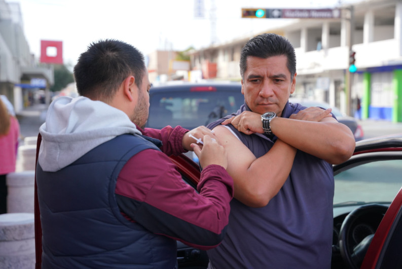 Acuden cientos de familias a jornada de vacunación del gobierno municipal