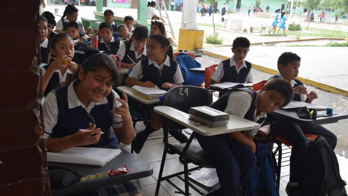Alumnos de primaria asisten a clases sin luz