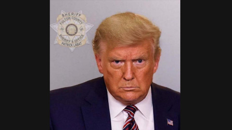 Donald Trump se entrega y queda en libertad tras pagar fianza