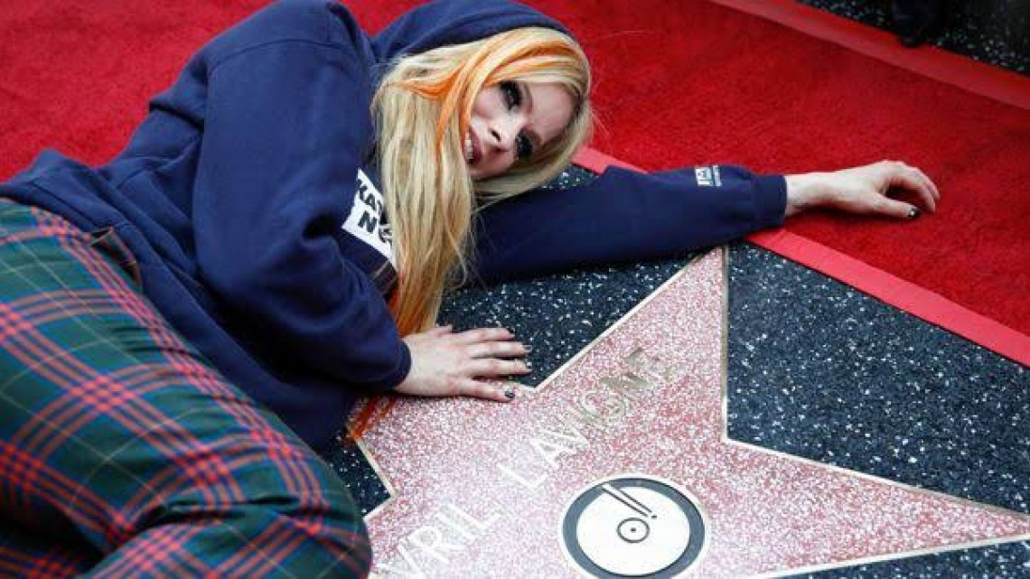 Avril Lavigne recibe su estrella en el paseo de la Fama de Hollywood