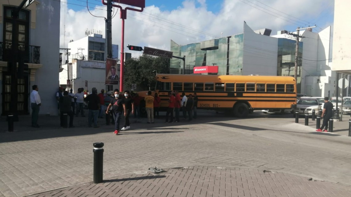 Amanece Matamoros con bloqueos en los puentes internacionales y calles principales