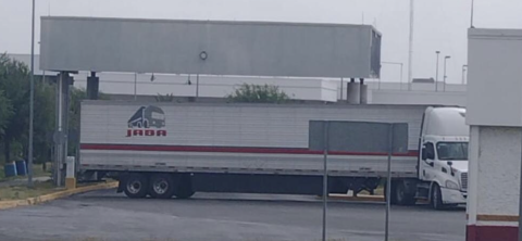 Bloquean traileros carril de vacíos del puente Anzalduas