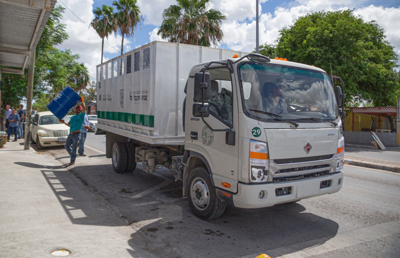 Entregan contenedores para residuos domésticos; exhorta a evitar colocar basura en camellones