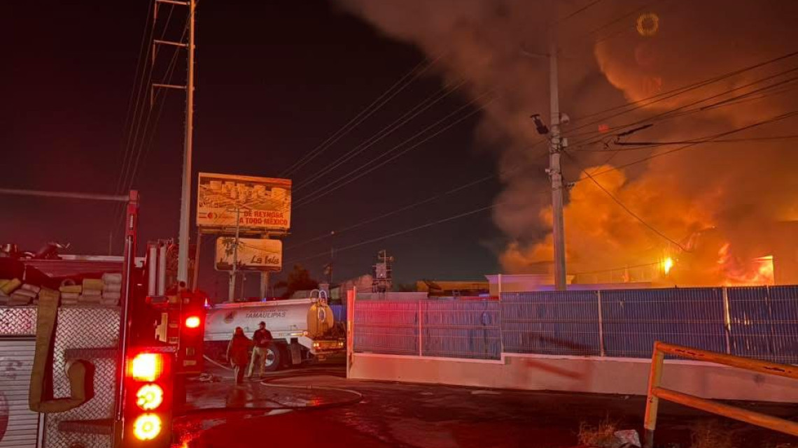 Se registra fuerte incendio en recicladora sobre la carretera Monterrey–Reynosa