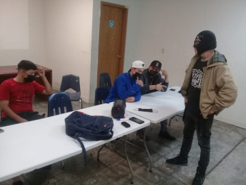 Niños y adolescentes aprenden rap en maquila creativa