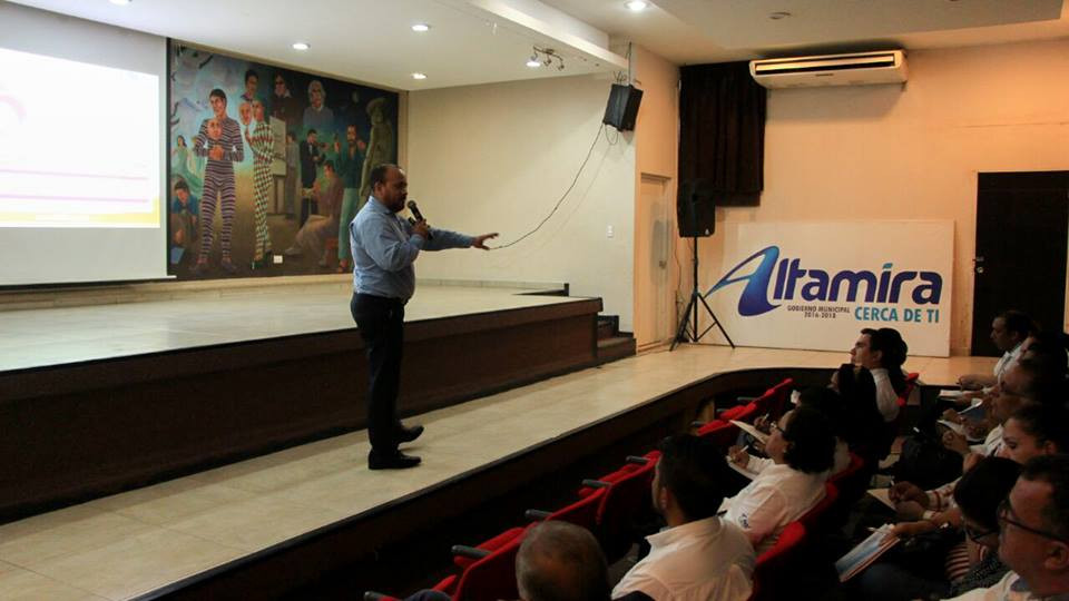 Realizan conferencia para empleados del Ayuntamiento