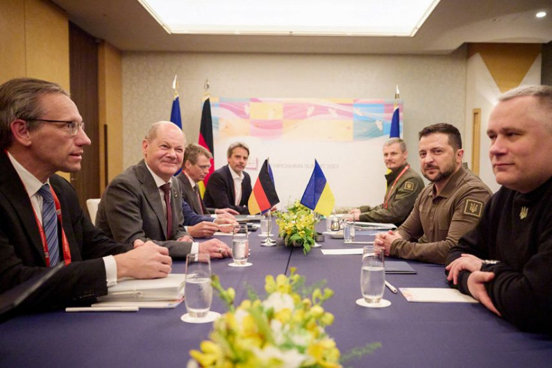 Zelenski se reúne con líderes del G7, que urgen a China a "presionar" a Rusia