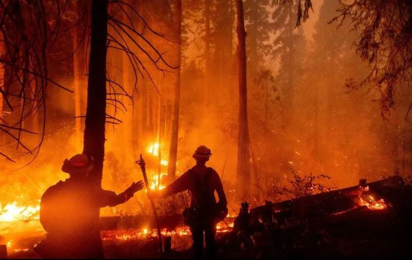 Continúan los desalojos en California tras el paso de los devastadores incendios 