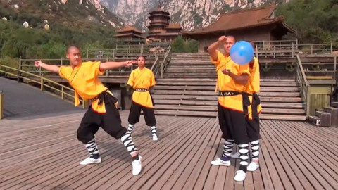 Monje shaolín demuestra su habilidad en el kung-fu