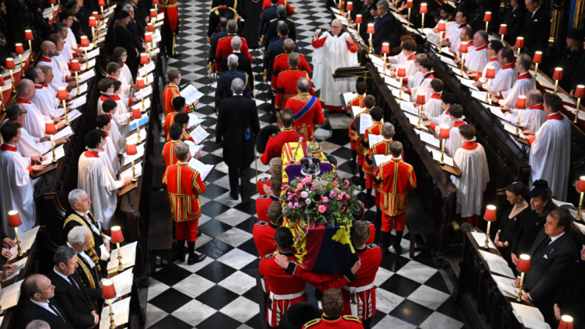 Funeral de la reina Isabel II: El féretro es trasladado al Castillo de Windsor 