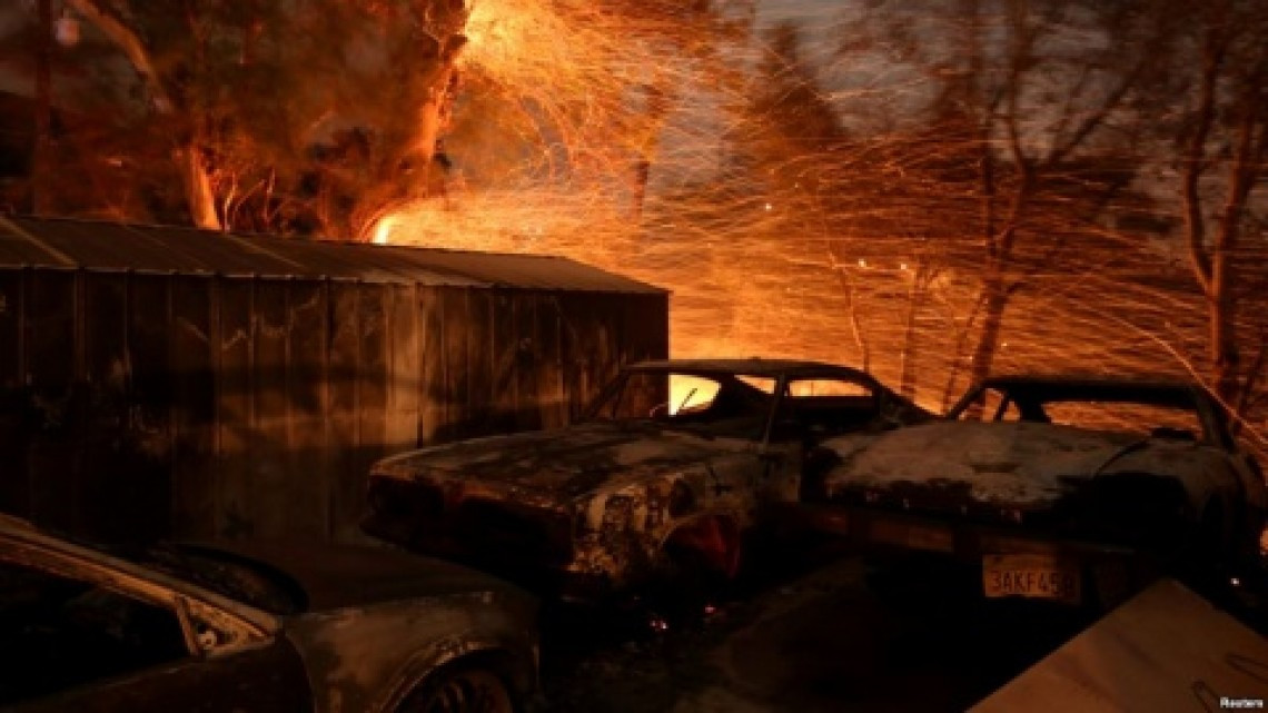 Evacuan a decenas de personas en California por incendio