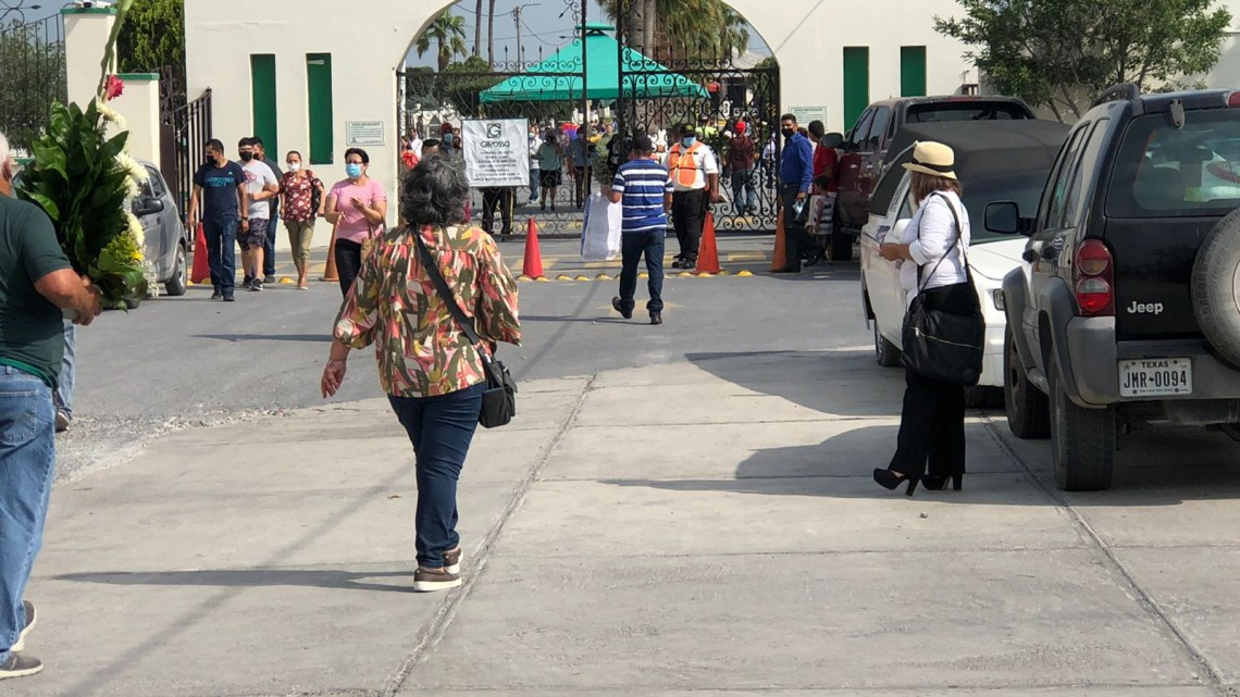 Reciben panteones afluencia controlada en Día de las Madres
