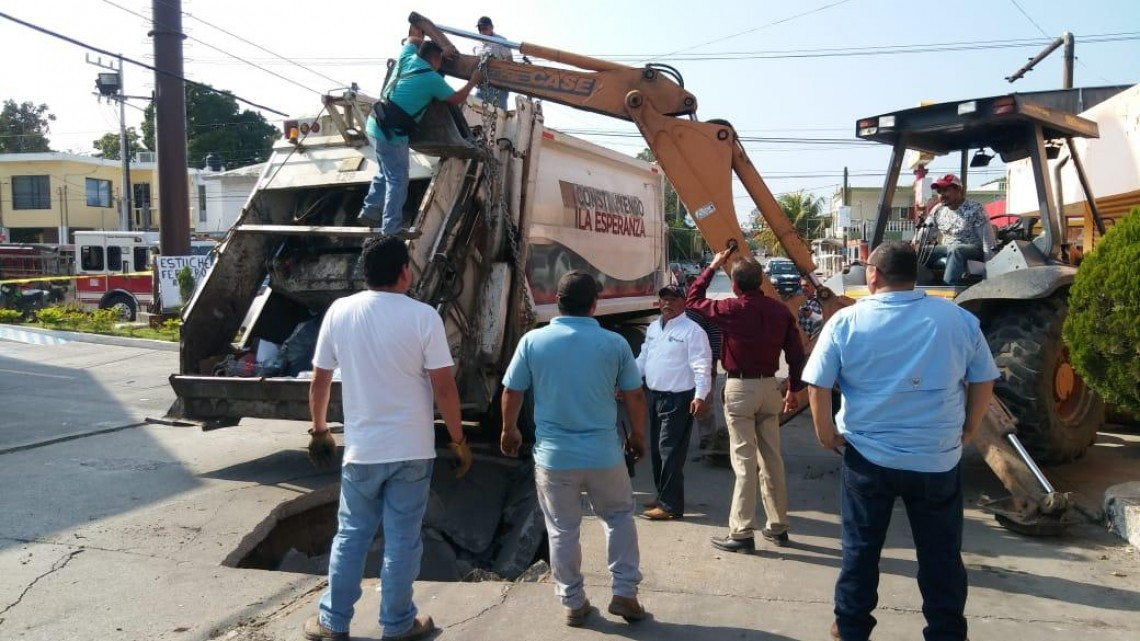 Cae camión de basura en socavón en Ciudad Madero