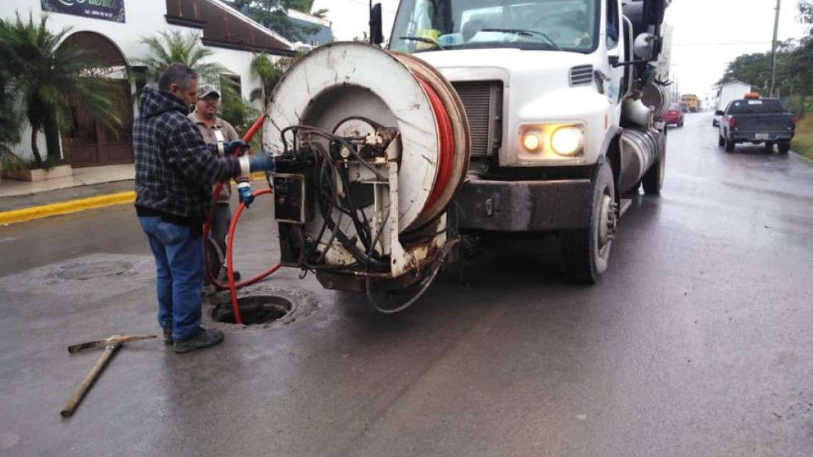 Comapa trabaja con equipo vactor