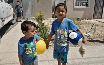 Elementos de Seguridad Pública Municipal regalan juguetes a niños en su día