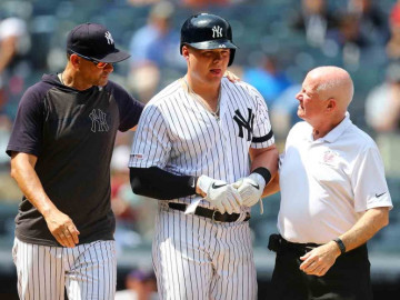 Luke Voit recibe pelotazo en el rostro