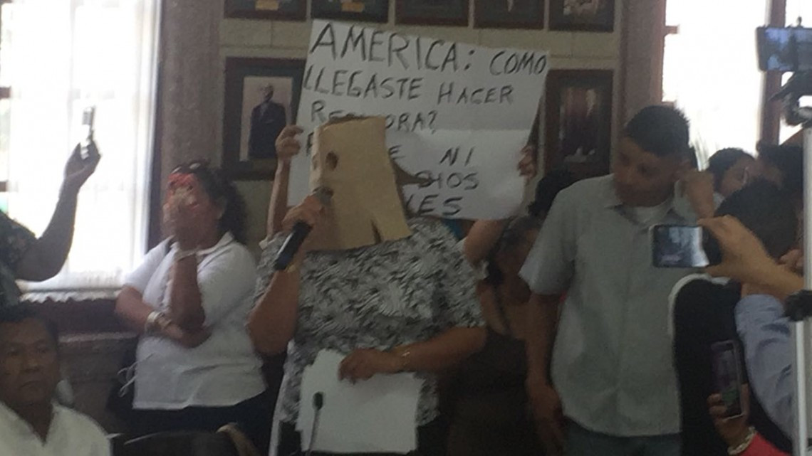 Regidora perredista arma “show” en sesión de cabildo