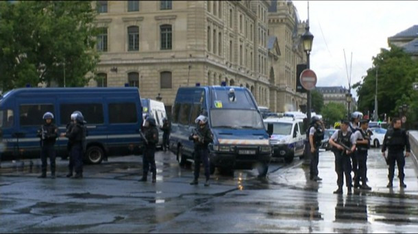 Policía dispara a un hombre que intentó agredirle en Notre Dame
