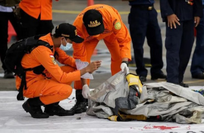 Encuentran restos humanos tras accidente de avión en Indonesia