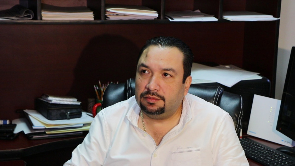 Atiende Secretario del Ayuntamiento a comerciantes de autos