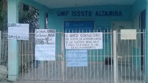 Colocan cartulinas fuera del ISSSTE, exigen mejor servicio